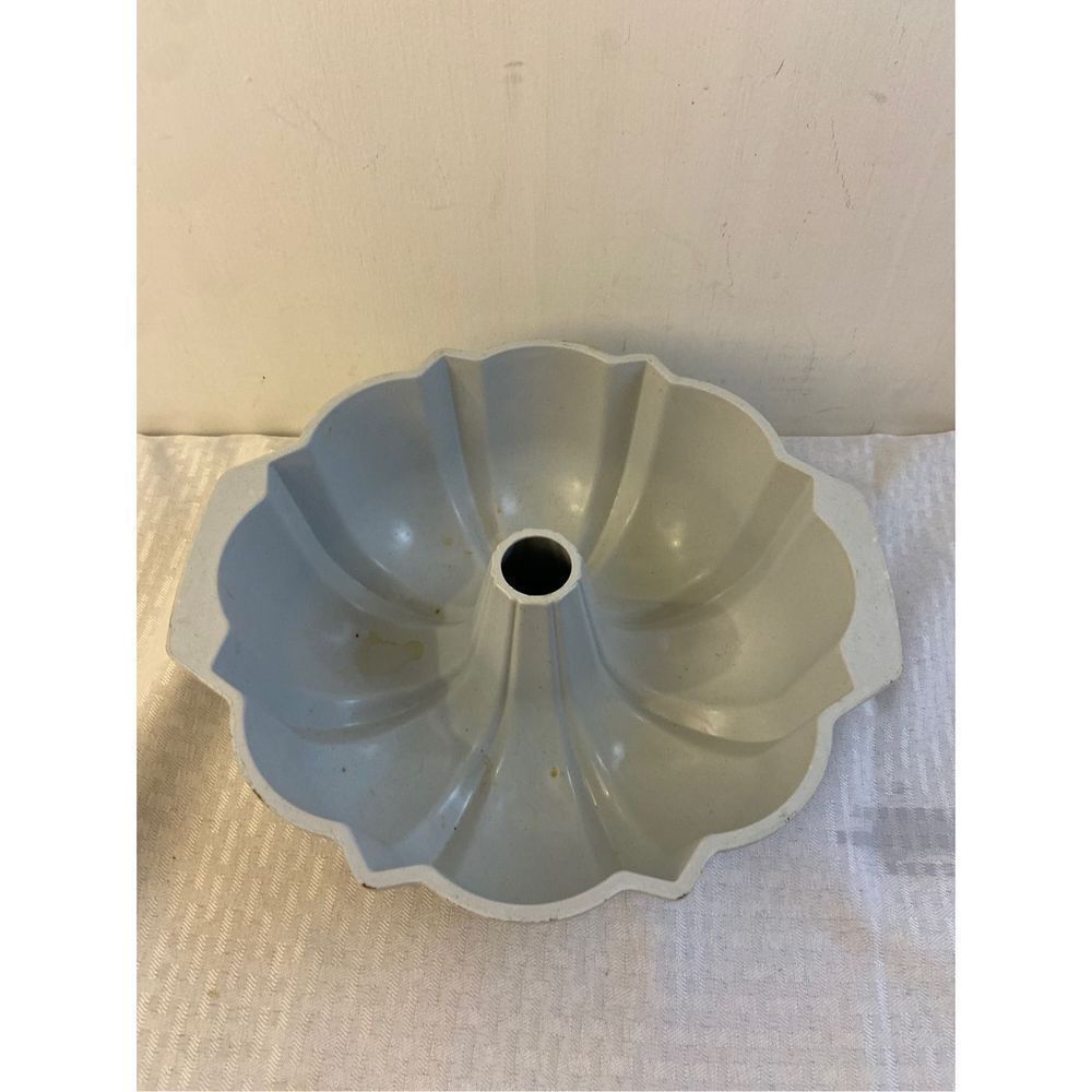 Nordic Ware Bundt Pan cream  color‎ used Minneapolis Minn. USA